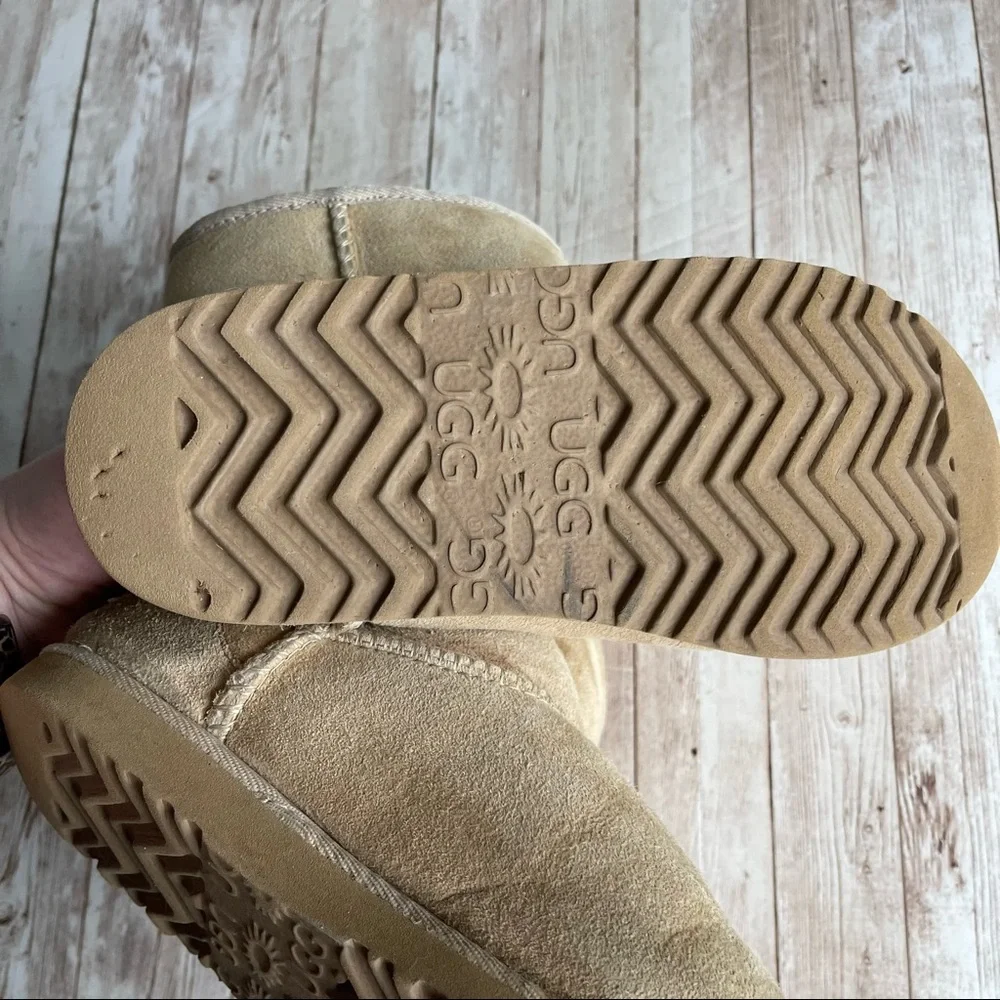 PREOWNED SHORT UGG CLASSIC TAN SHEEP SKIN BOOTS GIRLS SIZE 3